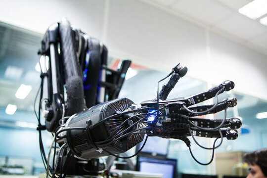 Robotic hand study for object manipulation strategy.