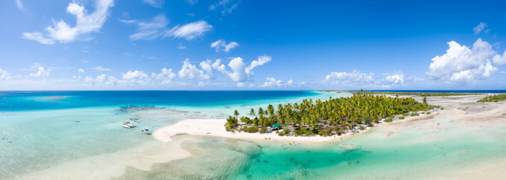 Blue lagoon on Tikehau, French Polynesia