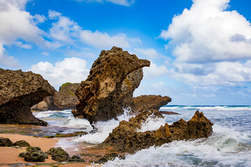 Bathsheba Beach, Felsen im Ozean auf der Insel Barbados in der Karibik .