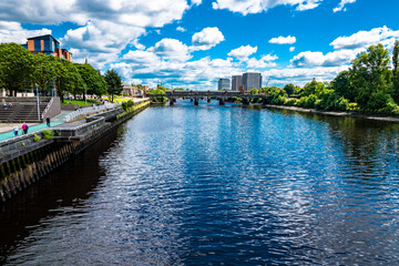 Glasgow Bahnbrücke über den Fluss