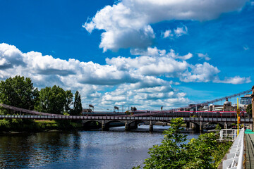 Glasgow Bahnbrücke über den Fluss
