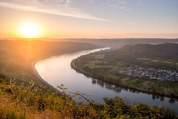 Fototapeta na wymiar Sunrise at the Rheinschleife, Germany 