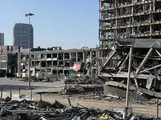 Foto op Canvas Destroyed shopping mall due to missile strike in Kyiv during Ukraine's war with Russia in 2022 © Golden eagle