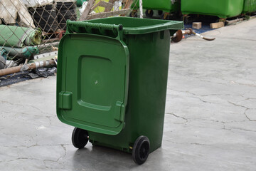 CONTENEDORES DE BASURA - TRASH BINS