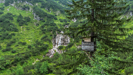 Fototapeta na wymiar Wasserfall mitn in den Bergen 