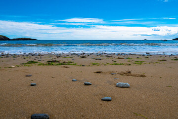 Steilküste in Irland - Felsen im Wasser