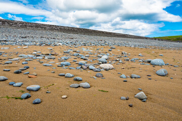 Sandstrand mit Steinen