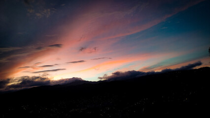 Nubes de Colores en Atardecer