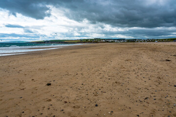 Sandstrand bei Wolken in Irland