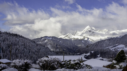 Fototapeta na wymiar illustration d'un paysage de montagne sous la neige sous un ciel nuageux et bleu foncé