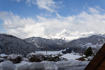 illustration d'un paysage de montagne sous la neige sous un ciel nuageux
