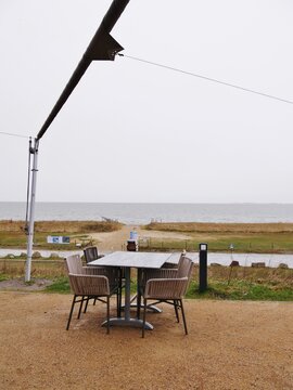 Au&szlig;enbereich enes Lokals an der Nordsee
