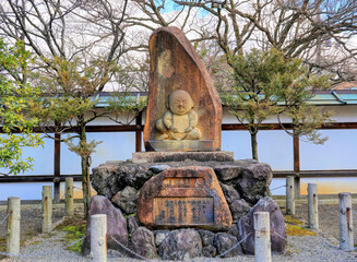 京都、宝鏡寺門跡（百々御所）の人形塚