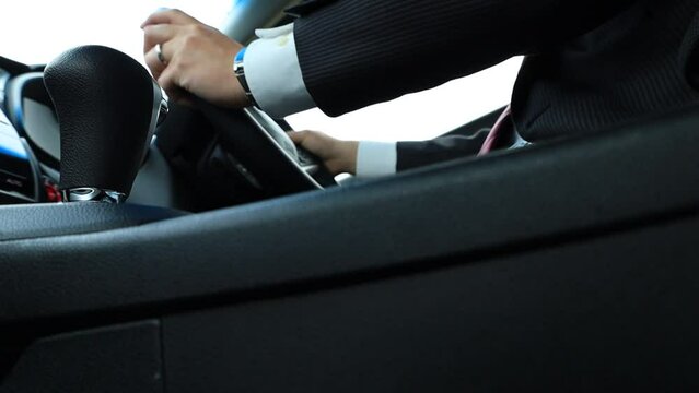 自動車を運転している会社員の男性　交通　イメージ