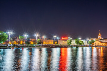 Fototapeta na wymiar Night on a pond in the center of the city