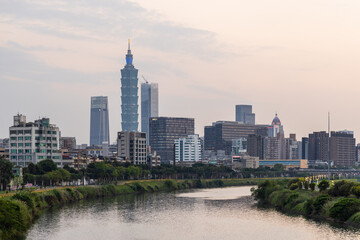Fototapeta na wymiar Taipei city skyline in the evening