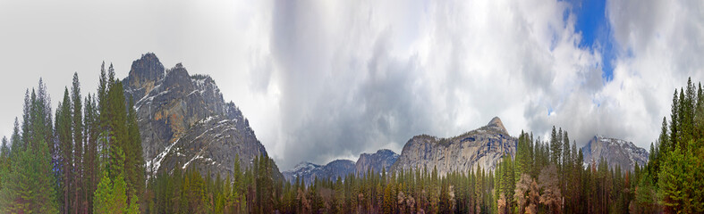 schöne Aussicht im Yosemite Valley mit Half Dome und El Capitan