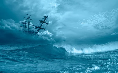 Foto op Plexiglas Een oud zeilschip in de mist vaart naar de rotsen - Zeilend oud schip in een stormzee op de achtergrond stormachtige wolken © muratart