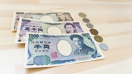 テーブルの上に置かれた日本円の紙幣と硬貨_03