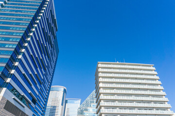 高層ビルと爽やかな青空の風景_100