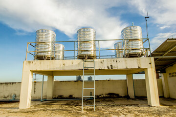 Obraz premium Six water tanks are located in the building.