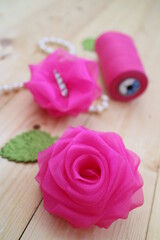 Obraz na płótnie Canvas pink roses on a wooden table