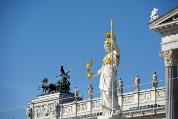 Obraz premium Renoviertes österreichisches Parlament mit der Pallas Athene an der Ringstraße in Wien