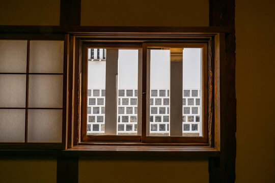 倉敷美観地区、窓越しのなまこ壁