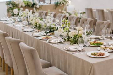 Tables setting at a luxury wedding. Table for guests. Dishes and drinks. Wedding table preparation.