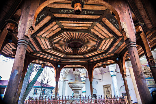  The fountain in the courtyard of Gazi Husrev-beg Mosque in old town of Sarajevo, Bosnia and Herzegovina