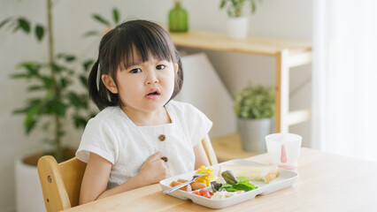 食事する4歳の子供（育児・子育て）