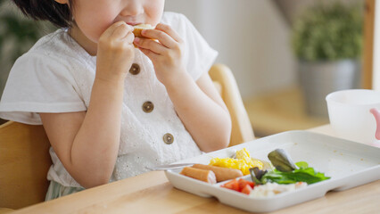 Obraz na płótnie Canvas 食事する4歳の子供（育児・子育て）