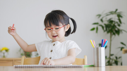 お絵描きする子供（育児・子育て・4歳）
