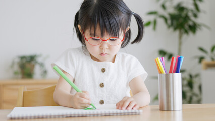 お絵描きする子供（育児・子育て・4歳）