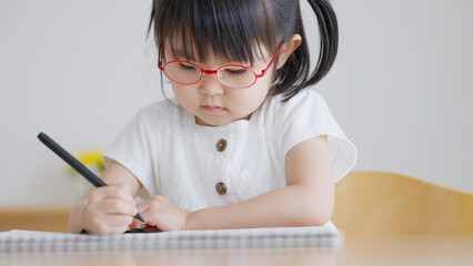 お絵描きする子供（育児・子育て・4歳）