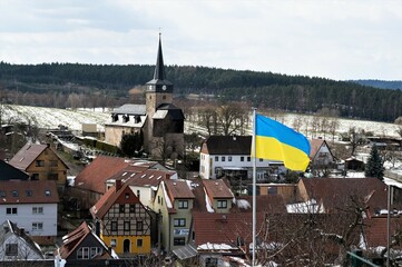  Bücheloh ein  Dorf bei Ilmenau in  Thüringen mit einer Ukrainischer Flagge - Ein Akt der...