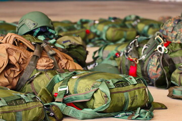 Bundeswehr Fallschirmjäger Ausrüstung Fallschrim Heer Luftwaffe Übung Manöver Männer Frauen Armee Einsatz Soldaten  Bundeswehr 