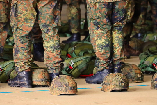 Bundeswehr Fallschirmj&auml;ger Ausr&uuml;stung Fallschrim Heer Luftwaffe &Uuml;bung Man&ouml;ver M&auml;nner Frauen Armee Einsatz Soldaten  Bundeswehr 