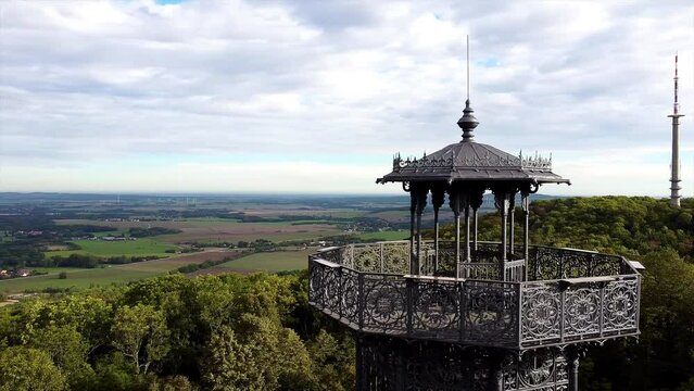 Drohnenaufnahme, Drohnenflug &uuml;ber den K&ouml;nig Friedrich August-Turm auf dem L&ouml;bauer Berg mit weitem Blick in die Landschaft bis L&ouml;bau, Oberlausitz, Sachsen, Deutschland