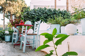 typische griechische Gemütlichkeit mit hellblauen Stühlen auf einer Terrasse 