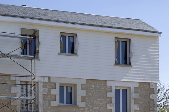 Chantier de pose de bardage ext&eacute;rieur d'une maison	
