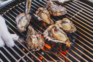 バーベキューで牡蠣を焼く