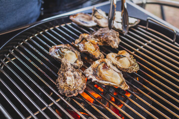 バーベキューで牡蠣を焼く