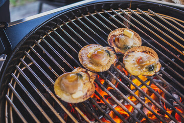バーベキューでホタテを焼く
