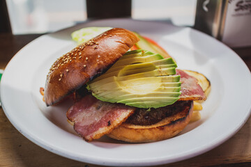 アボカドベーコンバーガー