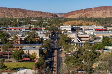 Alice Springs city centre with The Gap in the background. View from Anzac Hill. - obrazy, fototapety, plakaty