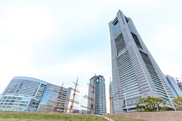 停泊する日本丸と横浜ランドマークタワー　神奈川県横浜市　Nihon Maru...