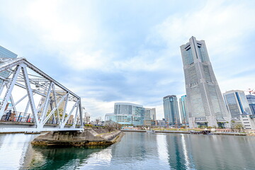 Obraz premium 初春の汽車道と横浜の街並み 神奈川県横浜市 Early spring train road and cityscape of Yokohama. Kanagawa-ken Yokohama city.