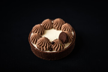 Tarte Schoko-Cheesecake. Feiner Cheesecake mit natürlicher Vanilleschote und einer haube aus...