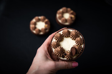 Tarte Schoko-Cheesecake. Feiner Cheesecake mit natürlicher Vanilleschote und einer haube aus...